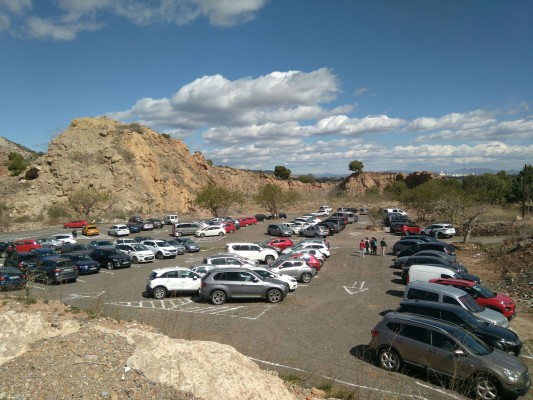 El Ayuntamiento de Almenara reabre la zona dels Estanys para regular el aparcamiento
