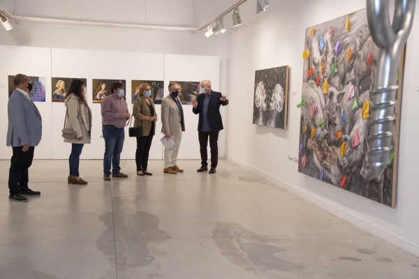 Martí  asiste a la inauguración de la muestra colectiva 'Del verde al púrpura' en Borriana