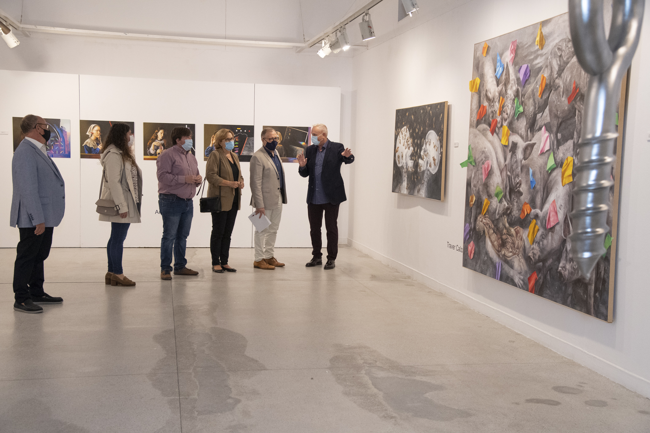 Martí  asiste a la inauguración de la muestra colectiva 'Del verde al púrpura' en Borriana