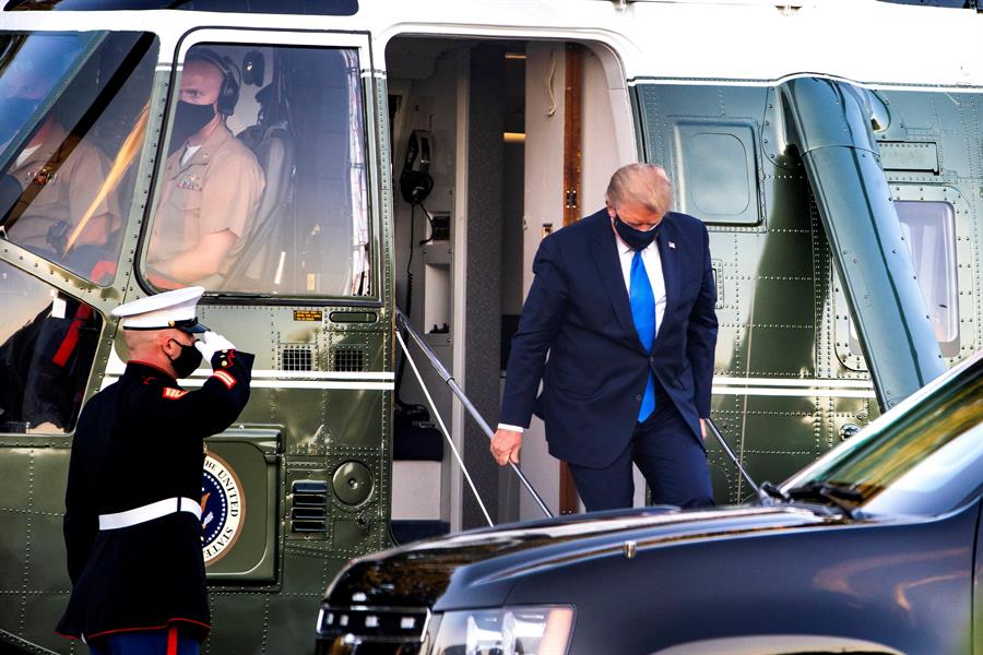 Trump no tiene fiebre, no necesita oxígeno y está trabajando, según los médicos
