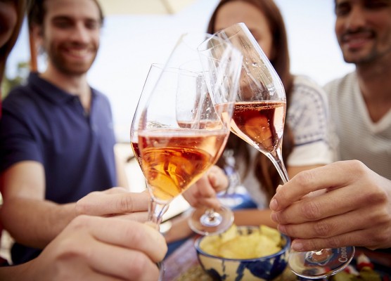 El 70% de los españoles valora ahora más la compañía de la familia y el 80% quiere celebrar más, según una encuesta