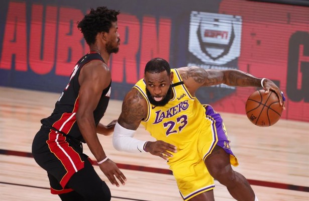 LeBron, por él y por Kobe