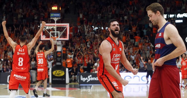 Valencia Basket saca la casta para vencer al Barcelona en un duelo de infarto