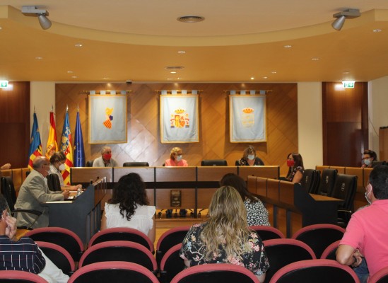 Esther Meneu toma posesión de su acta de concejala en el Ayuntamiento de Borriana