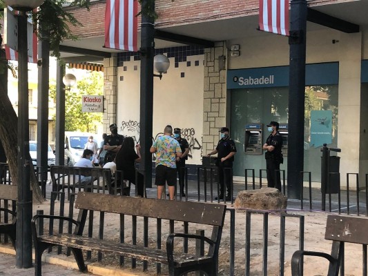 La Policía de Alicante dobla el control de medidas anticovid por las tardes en plazas y parques