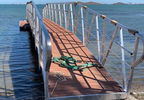 Los cinco pantalanes que facilitan el baño en el Mar Menor ya están listos... tras un mes de espera