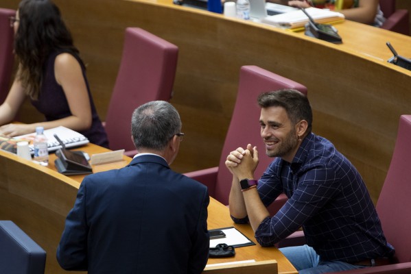 Compromís vuelve a pelear en Les Corts el requisito del valenciano para los funcionarios