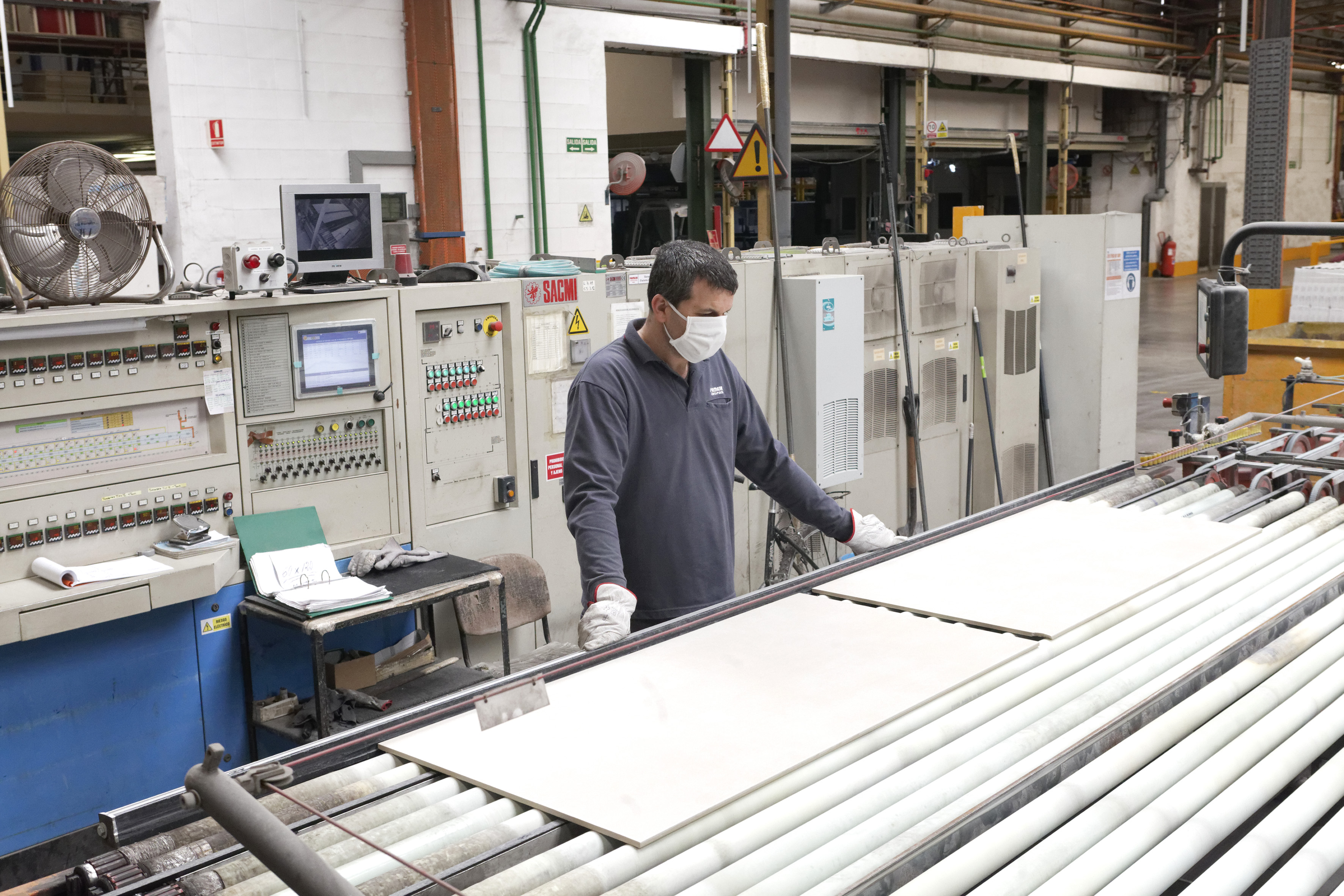 El azulejo ve por primera vez rebajados los peajes del gas aunque el ahorro es todavía pírrico