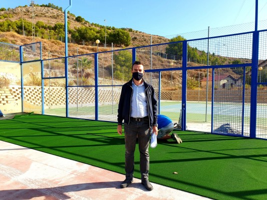Deportes ultima la sustitución del césped artificial de las dos pistas de pádel de San Crispín