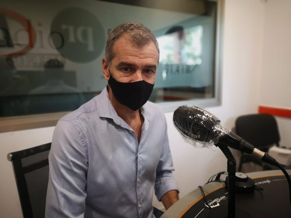 Toni cantó en los estudios de Plaza Radio - 
