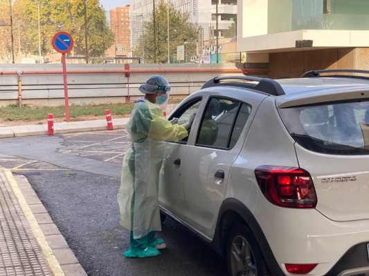 El hospital del Rosell estrena un punto 'auto-covid' para hacer las PCR sin bajarse del coche