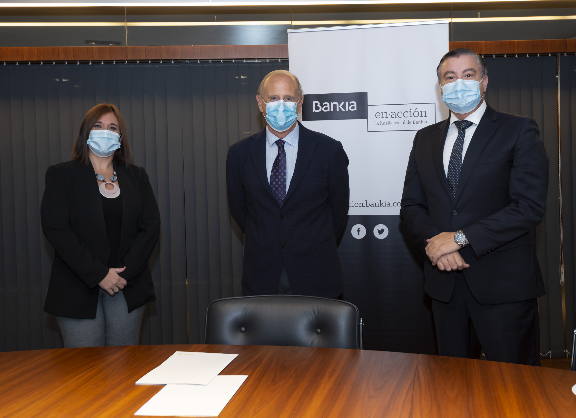 La directora comercial de la Territorial de Bankia en Valencia y Castellón, Rosa Piqueras; el presidente de Casa Caridad, Luis Miralles; y el director corporativo de la Territorial de Bankia, Jaime Casas. - 