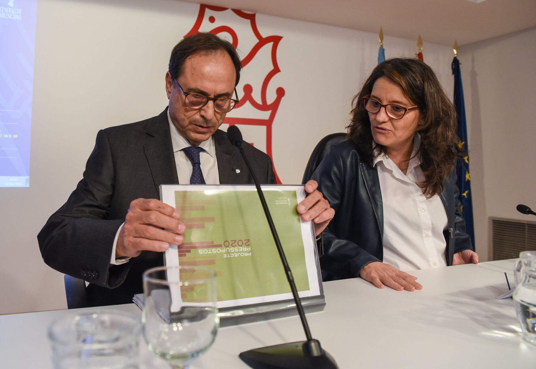 El conseller de Hacienda, Vicent Soler, y la vicepresidenta, Mónica Oltra, en la presentación de presupuestos  del pasado año. Foto: EDUARDO MANZANA - 