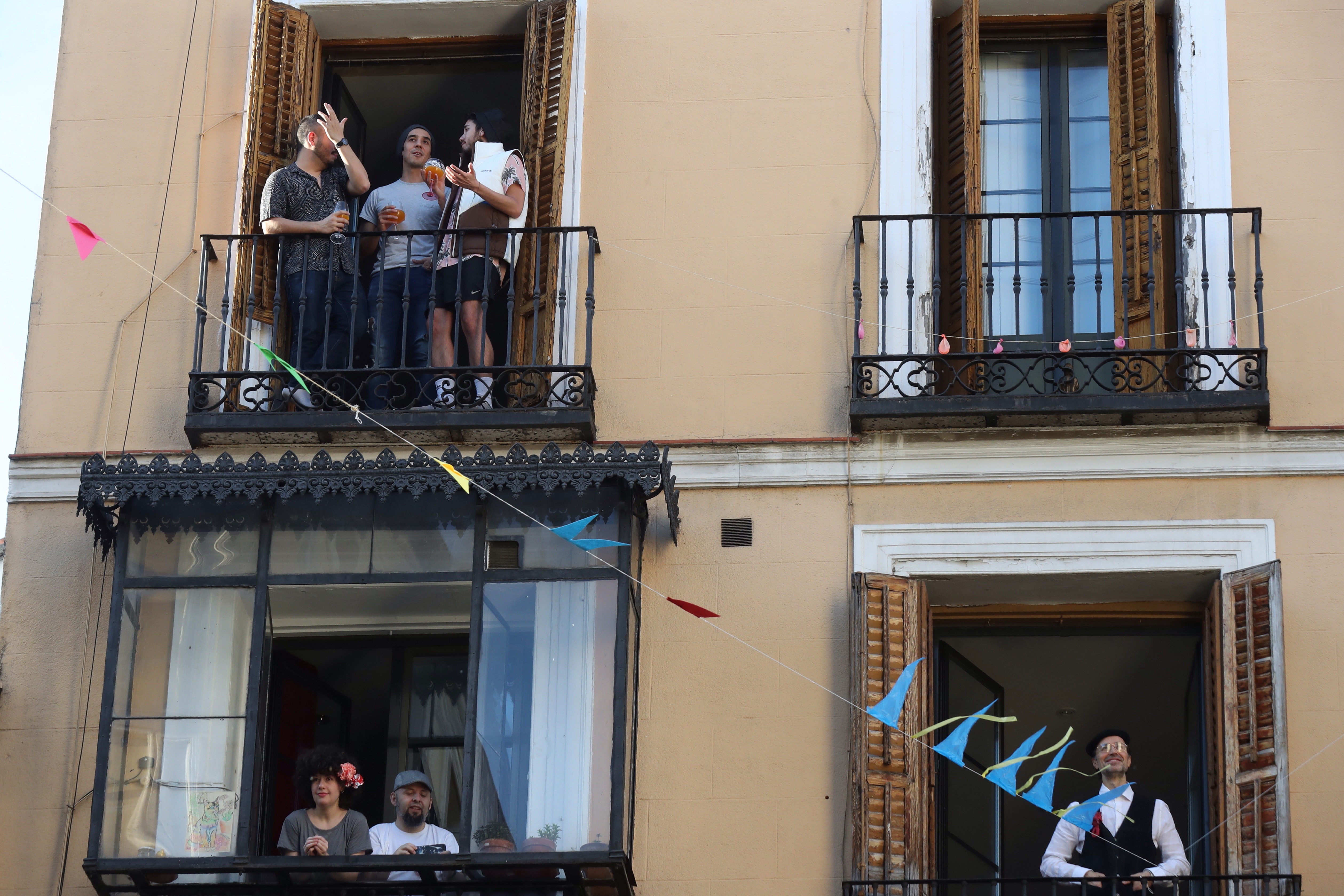 La covid evita los 'cara a cara' de los vecinos: las reuniones tendrán que esperar seis meses
