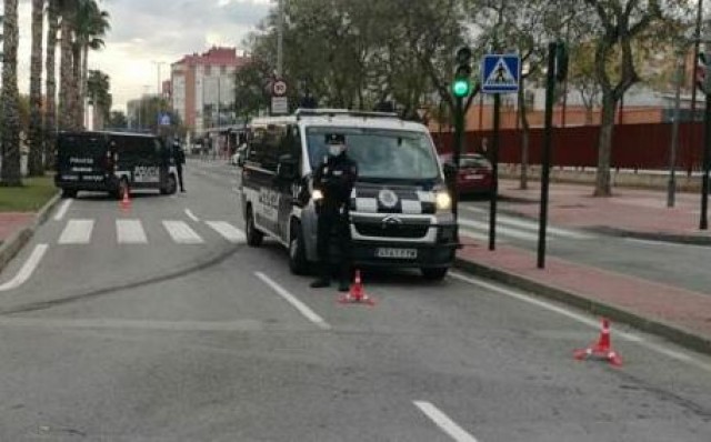 El coronavirus no asusta en El Palmar: disuelven una fiesta de cumpleaños en la calle con 40 personas