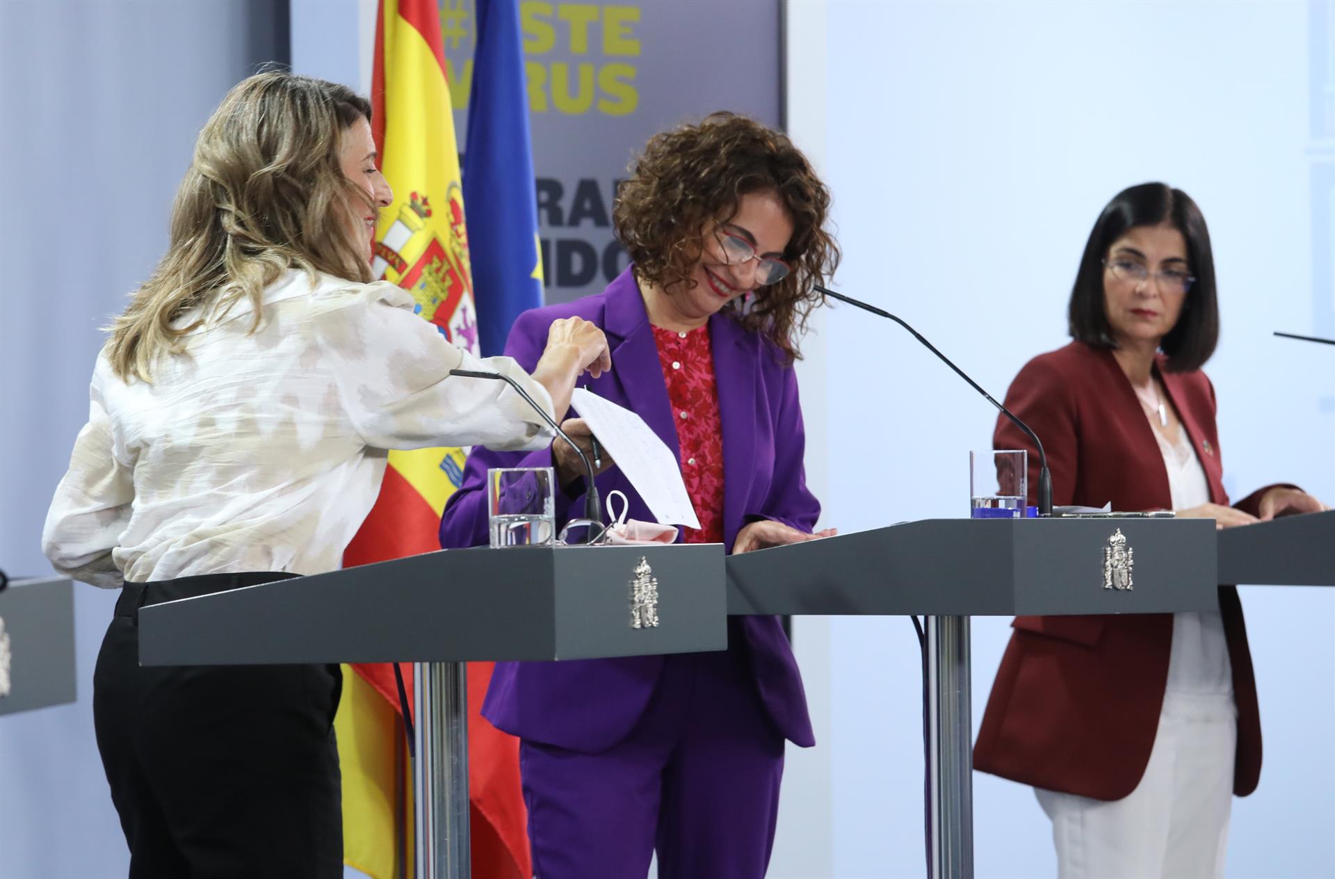 Montero dice que se mantiene el calendario de los PGE, aunque podría haber una 