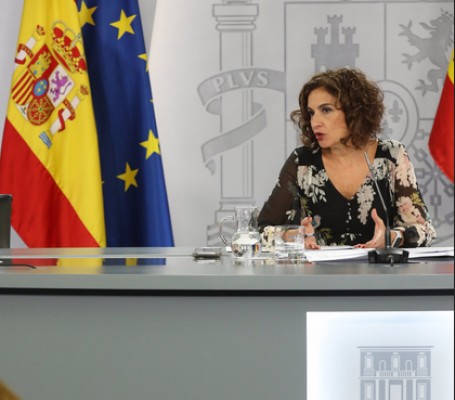 El Gobierno aprueba un real decreto para que las CCAA puedan contratar a 10.000 sanitarios