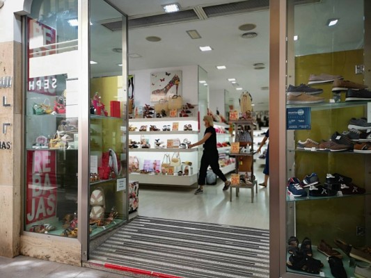 Las rebajas no ayudan a remontar al pequeño comercio: un 3,4% menos de ventas en agosto