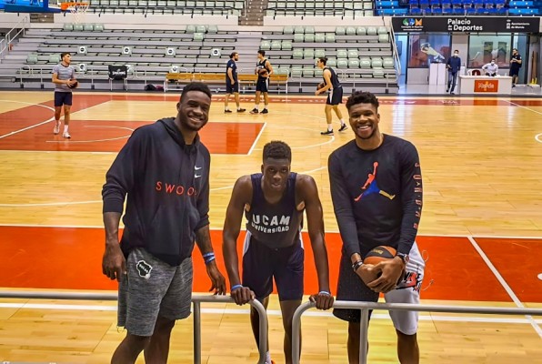 Giannis Antetokounmpo, figura de la NBA, viene a Murcia para ver a su hermano Alex