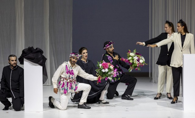 'Così fan tutte' abre en Les Arts la temporada de las precauciones, las ausencias y la incertidumbre