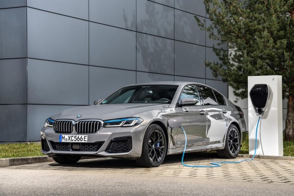 BMW amplía la oferta de versiones híbridas enchufables para su Serie 5, con hasta 394 caballos