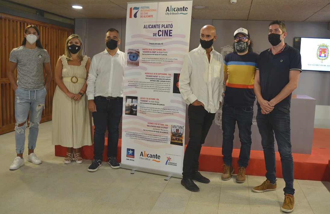 La edil de Turismo, Mari Carmen Sánchez, junto a Vicente Seva, Carlos Salado, Ángel Puado, Adán Aliaga y Miguel Molina, en la presentación de 'Alicante, plató de cine'. - 