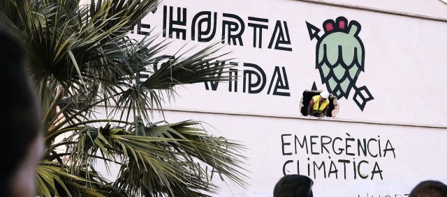 Una marcha recuerda el primer aniversario del derribo del Forn de Barraca
