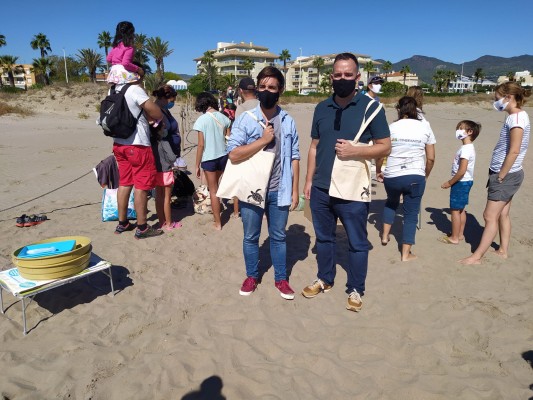 Castelló conciencia en la protección de los ecosistemas locales con la suelta de una tortuga