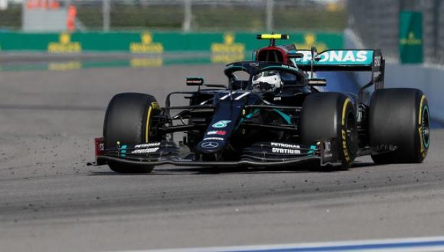 Hamilton mira a Schumacher en Sochi