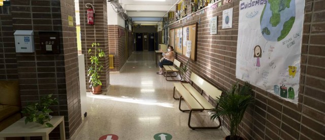 El virus entra en otros quince colegios de la Región y ya se han aislado a 89 profesores y 652 alumnos