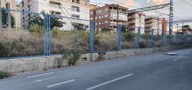 Orpesa pide a Adif que repare el vallado y el muro que delimita las vías del tren 