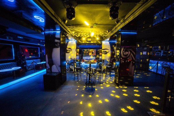 La Policía cierra un bar de copas de Alcantarilla que celebraba una fiesta con 80 personas: 61 de ellas no llevaban mascarillas