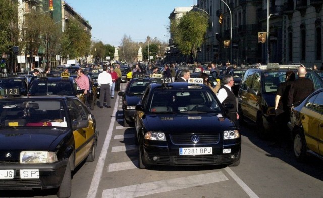 Barcelona se quedará este martes sin taxis por una huelga contra Uber y Cabify