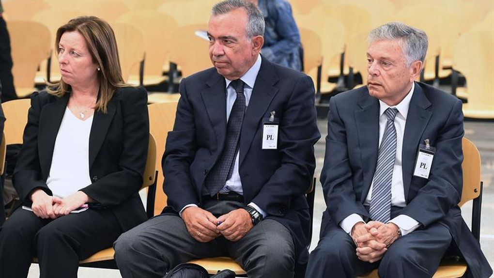 María Dolores Amorós, Roberto López Abad y Modesto Crespo, en el banquillo. Foto: EFE  - 