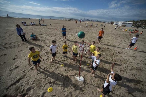 Las Miniolimipadas celebran su fiesta final en la playa de la Malvarrosa

