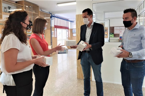 El Ayuntamiento de Elda comienza la distribución de 14.000 mascarillas en 22 centros educativos 
