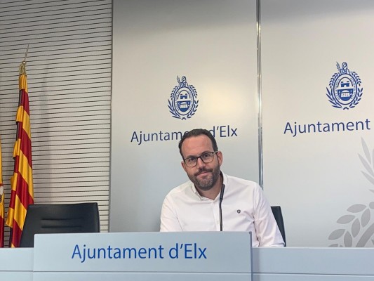 Elche incrementa en 600.000 euros el contrato para mejorar la limpieza en los colegios 