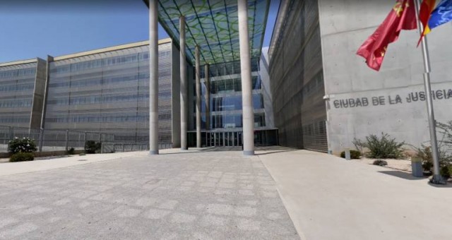 El positivo en covid de un miembro del jurado obliga a suspender un juicio en Murcia por un crimen 