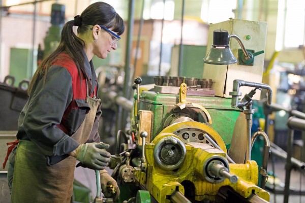 Los precios industriales moderan su caída en agosto al 3,5% y encadenan 15 meses de retrocesos
