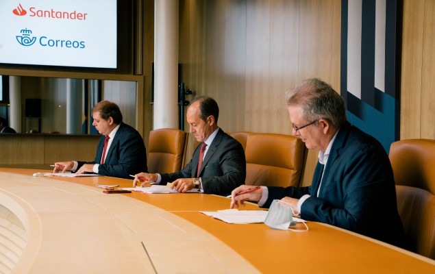Correos y Banco Santander firman un acuerdo para ofrecer servicios financieros básicos en la Región