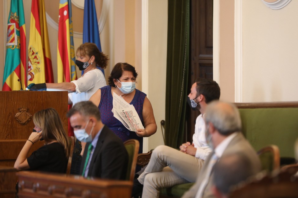 La socialista Isabel Granero se encara con el portavoz adjunto del PP, Sergio Toledo, tras su intervención. - 
