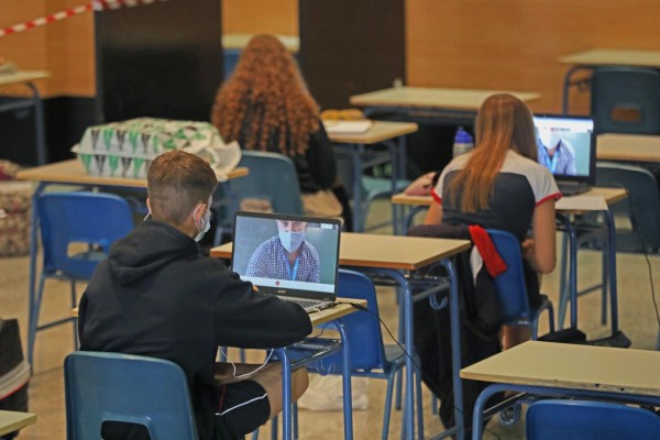Educación eliminará el requisito del máster para dar clases durante la pandemia: faltan profesores