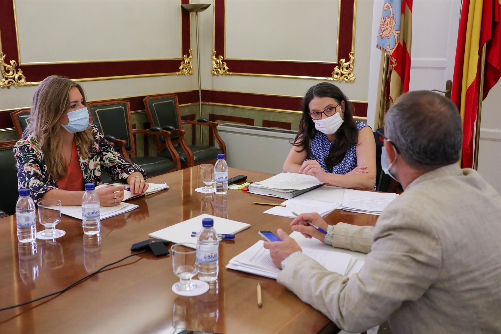 Oltra presenta al Gobierno la equiparación de la RVI con el salario mínimo para prostitutas