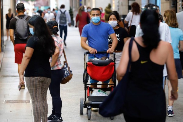 El coronavirus ya no mira el DNI: la media de edad de los afectados en la Región baja a los 37 años