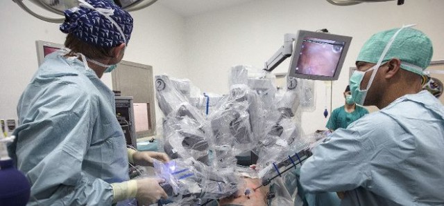 El número de médicos y enfermeros colegiados en España crece un 2% en 2016