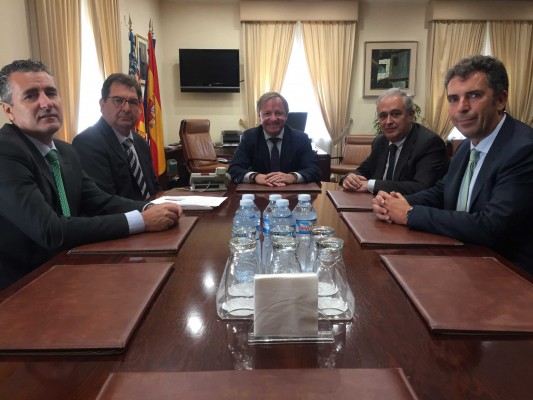El Altet amplía el filtro de seguridad y la zona de pasaportes tras el incremento de pasajeros