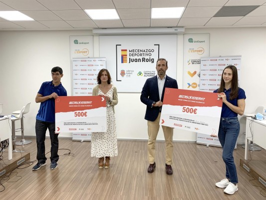 Entregan las becas Enervit para 