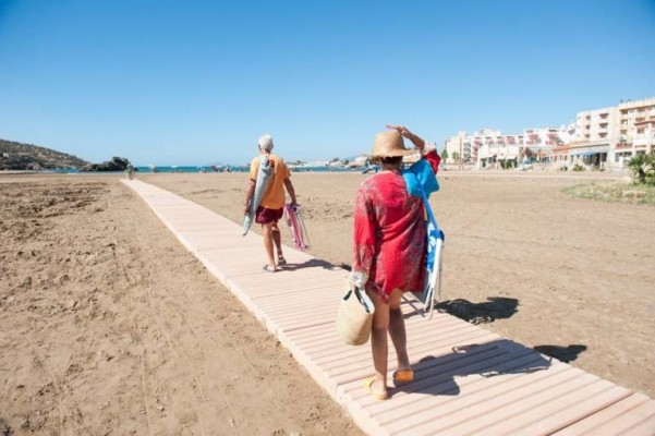 La cifra de viajeros cae casi a la mitad en agosto en la Región