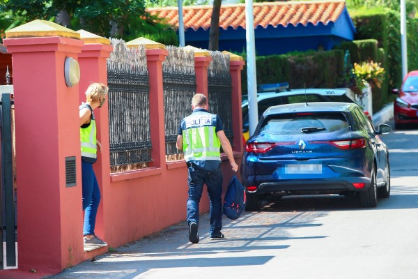 La Policía Nacional registra el domicilio particular de Carlos Fabra en Platgetes