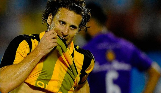 Forlán se prepara para entrenador mientras decide cuál será su futuro
